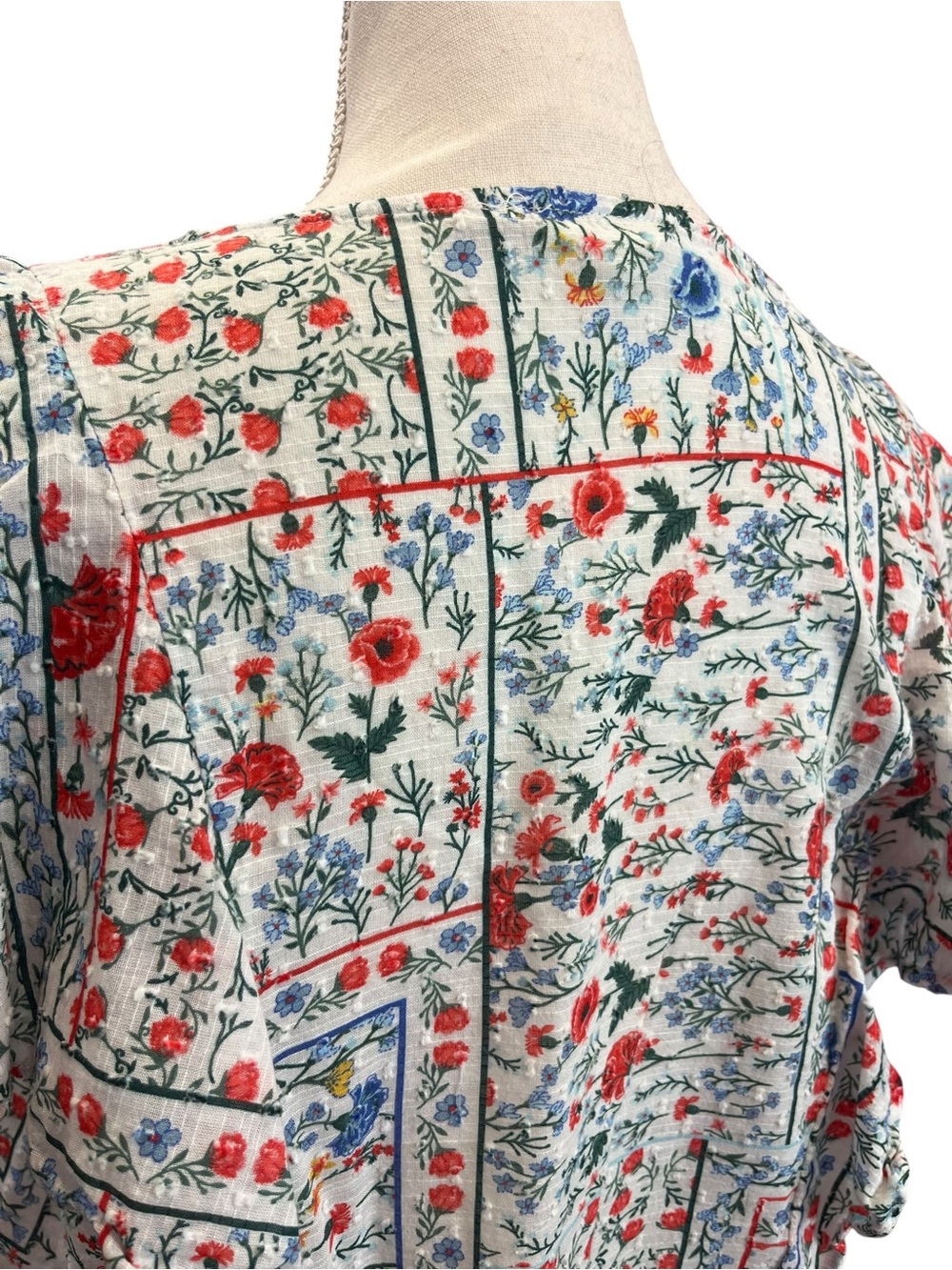 Anthropologie Let Me Be Patchwork Floral Flutter Sleeve Top Size 8 - Picture 6 of 9